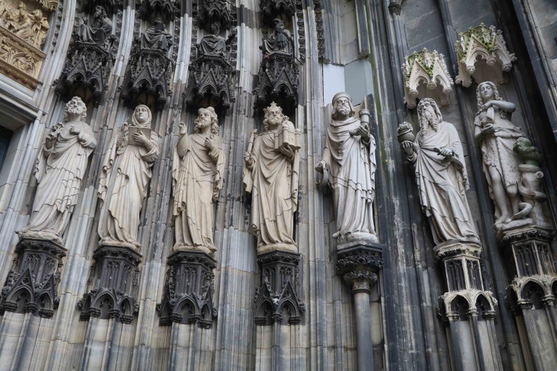 koln entry statuettes