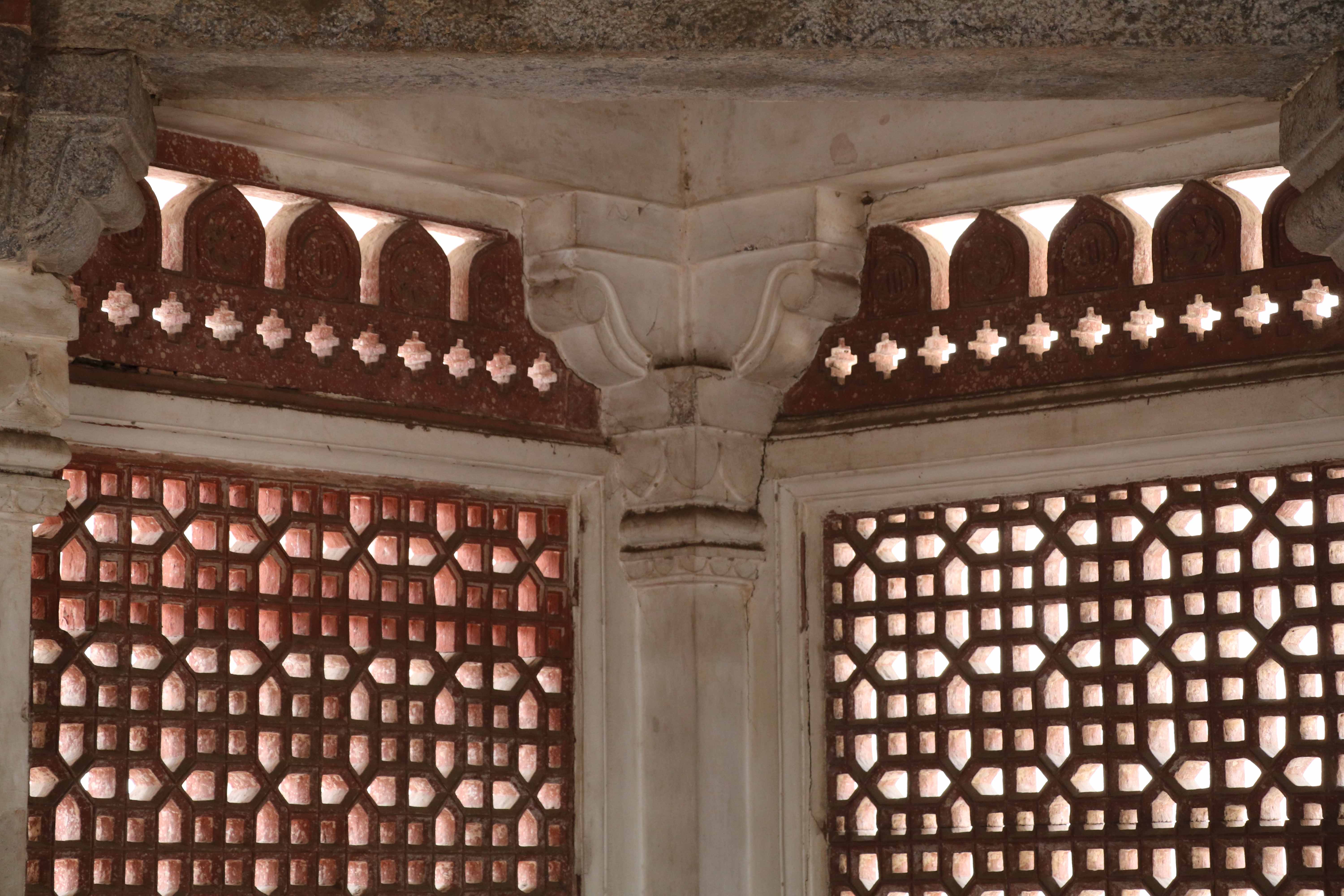 16 Qutb stucco