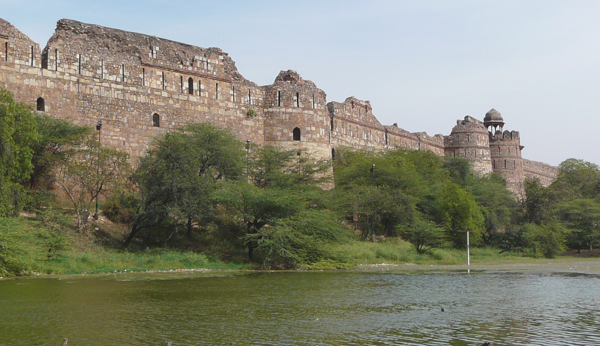 Purana_Qila_ramparts,_Delhi.jpg